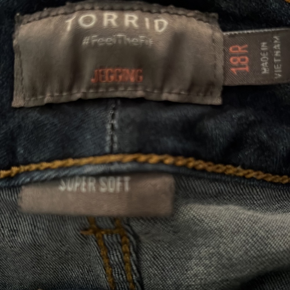 TORRID #FeelTheFit Super Soft Jegging Dk Wash 5 Pocket 3 Button Zipper Entry 18R - Picture 6 of 8